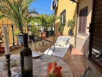 Terrazza Giuliana, charming Tuscan townhouse with sunlit terrace - Bed and Breakfast Pescia
