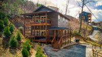 Mins to Gburg Sleeps 8 Hot Tub Arcade Area Pool - B&B Gatlinburg