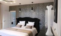 Habitación con cama extragrande y bañera de hidromasaje