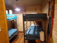 Cama individual en dormitorio mixto