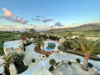 Luxury Farmhouse Villa surrounded with Nature & Farm Animals Alpacas etc - Chambres d'hôtes Għasri