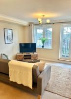 B&B Basingstoke - 2 Bed Serviced Apartment with Balcony, Free Parking, Wifi & Netflix in Basingstoke - Bed and Breakfast Basingstoke