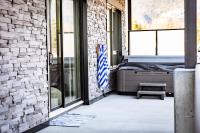 Monashee Sunshine - Condo with Private Hot Tub - B&B Revelstoke