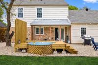 B&B Grand Prairie - The Prairie House w/ Cowboy Pool & Firepit - Bed and Breakfast Grand Prairie