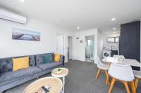 B&B Wigram - Newly Built Two Bedroom with Double Garage - Bed and Breakfast Wigram