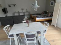 Modern studio apartment with exterior entrance in Nuremberg suburb - B&B Heroldsberg