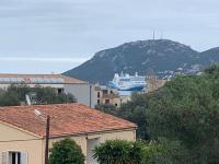 Trés Bel appartement de 105 M2 et 45 M2 de terrasse à 100 m du port - Chambres d'hôtes Porto-Vecchio