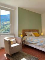 Zimmer mit Kingsize-Bett und Bergblick