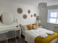 B&B Manchester - Marine Viewing 2 bedrooms flat - Bed and Breakfast Manchester