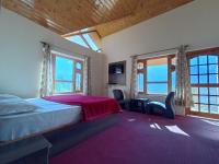 Zimmer mit Kingsize-Bett und Balkon
