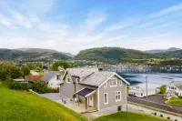Hardangerfjord View - luxury fjord-side holiday home - Chambres d'hôtes Øystese