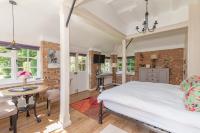 B&B Hurstpierpoint - Old Mill Lodge by Huluki Sussex Stays - Bed and Breakfast Hurstpierpoint