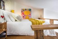 Habitación con cama extragrande y vistas al jardín 