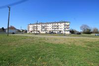 Lacolline-ponthebert,com - Appartement Entier Rénové -Grand Parking gratuit, Tout équipé, Confortable, Netflix et Amazon Prime Gratuits et Illimités, Matelas Emma, Lave Linge, Vue sur la Vallée, RDC - B&B