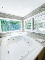 Queen Room with Spa Bath