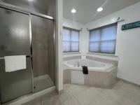 Luxury 5BR Backyard Oasis • Hot Tub • Game Room - B&B East Stroudsburg