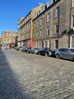 Central, main door apartment, spacious 2 bedrooms- NO STAIRS - B&B