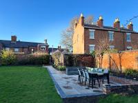 Quaint Georgian house with Parking & Huge Garden 10 mins walk from town - Bed and Breakfast Shrewsbury