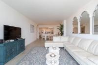 Stunning & Spacious Resort-Style Condo Across From Beach! - B&B Miami Beach