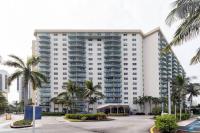 Stunning & Spacious Resort-Style Condo Across From Beach! - Ferienwohnung Miami Beach