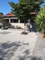 Bustani 2 - Self-Catering Studio - Bed and Breakfast