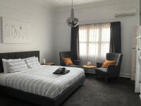 Habitación con cama extragrande.