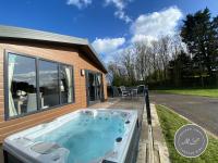 The Retreat 1 - Hot tub Lodge, pet friendly, WiFi & bed linen- Golden Palm Resort - Meadow Lakes Caravan & Lodge Hire - B&B