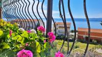 Black and White Apartment - 2 bedrooms, walk to the beach - B&B Duće