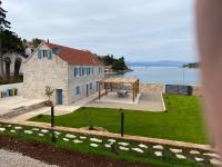 EST Villa DIOCLETIAN on Solta - luxurious villa, beachfront, private pool, outdoor BBQ, large terrace and garden, free parking - Wonderful privacy - Chambres d'hôtes Rogač