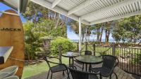 B&B Bongaree - Tidal Dreams - Absolute Beachfront Cottage - Bed and Breakfast Bongaree