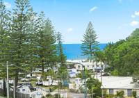 2 Bed Ocean View Apt, Parking, WiFi! 250m to Beach - Chambres d’hôtes