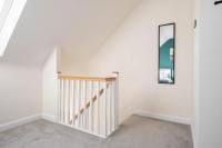 Beautiful and comfortable home away from home with free parking, fast wifi and white crisp hotel standard linen hosted by Our Home Short Stays - B&B