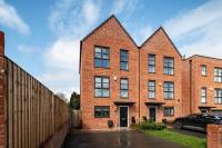 4 Bedroom, 3 Bathroom Home Walking Distance to Manchester City Centre - B&B