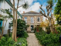 Enchanted Rose Garden House - B&B