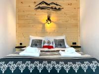 Apartment with Mountain View