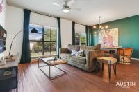 B&B Austin - Stylish 4BR with Smart TV and Free Garage Parking - Bed and Breakfast Austin