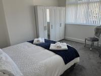 B&B Sutton in Ashfield - M1Link 3 bed house up to 7 people free parking, wifi, M1, transport links, enclosed L garden - Bed and Breakfast Sutton in Ashfield