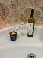 2-Luxury jacuzzi white suite by the sea - B&B Rodi