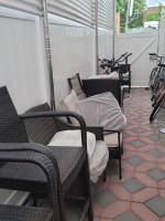 Zimmer mit Queensize-Bett und Gemeinschaftsbad