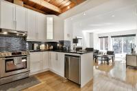 STUNNING full APARTMENTS - stocked KITCHENS - WASHER & DRYERS - WORKSPACE PROVIDED - FAST WIFI - LOCATED on the FAMOUS ST Denis street - Near METRO MONT ROYAL - Bed and Breakfast Montréal
