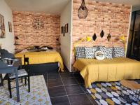 Habitación con cama grande y vistas al jardín