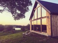 Modern Barn Home & Sauna by the lake, przytulnastodola, Stodoła nad jeziorem na Mazurach - Chambres d’hôtes