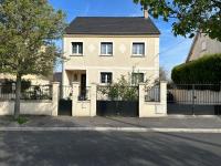 House with terrace près de l'Aéroport RoissyCDG - Tour Eiffel - Champs Elysée - Paris - Aéroville centre commercial - Parc Astérix - Disneyland Paris - Mer de sable - Châteaux de Chantilly et Ecouen - Parc des expositions Villepinte - Le Bourget - Chambres d'hôtes Le Thillay