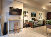8U Pristine & Cozy Stay at Uptown Mall BGC across Mitsukoshi with FREE Parking and Balcony - B&B