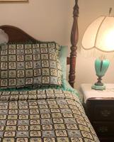 Chambre Lit Queen-Size avec Salle de Bains Commune 