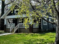 Mrs. Hughes Cottage - 2 bedroom House w/ parking - Bed and Breakfast