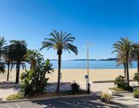 T2 Front de Mer 2pers 1 minute de la plageT2 de 44 m2 plus terrasse 16m2 , vue mer panoramique et en face de la plage Cet appartement refait à neuf bénéficie d'un confort et d un équipement optima Cet appartement est idéal pour 2 personnes avec sa chamb - Ferienwohnung Le Lavandou