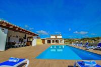 Rosalia - holiday home with panoramic view and private pool in Teluda - B&B Teulada