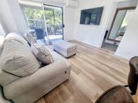Stunning 2 BR, 2 Bathroom Beachfront Apartment Close To Everything! - B&B Hervey Bay