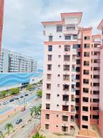 Marina Court The Town Homestay - B&B
